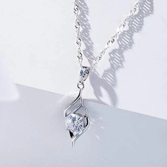Gorgeous Crystal Pendant Silver necklace - Picture 5 of 6